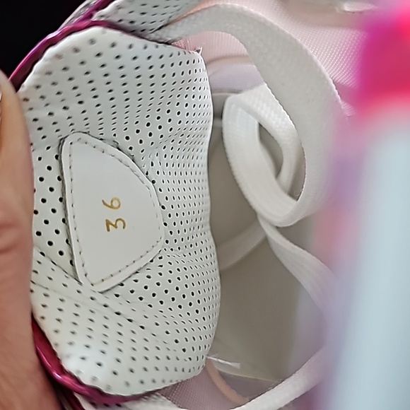 🔥 Loubi Sharks🔥 Like New Condtion - Picture 9 of 9